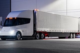 Elon Musk hlásí, že Tesla otestovala dojezd kamionu Semi: S nákladem 37 tun urazil 800 kilometrů - Garáž.cz